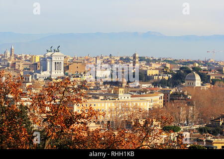 Rom (Italien) - die Aussicht auf die Stadt von der Gianicolo-hügel und Terrasse, mit Vittoriano, Santa Maria in Ara Coeli Kirche und Campidoglio Stockfoto