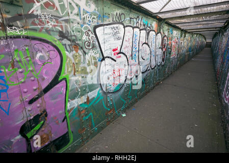 Mehrere graffiti Tags an der Wall aus Metall Fußgängerbrücke Stockfoto