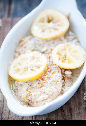 Gebackene Fischfilet in Butter und Zitrone Sauce Stockfoto