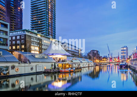 Rotterdam, Niederlande, 9. Januar 2019: Ansicht von wijnhaven Harbour am Morgen blaue Stunde mit einem schwimmenden Hotel und Hochhaus Wohngebiet buildin Stockfoto