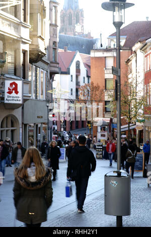 Aschaffenburg, 17. November 2018: Touristen und Passanten durch die Innenstadt von Aschaffenburg entfernt mit Geschäften und Restaurants am 17. November, 20. Stockfoto