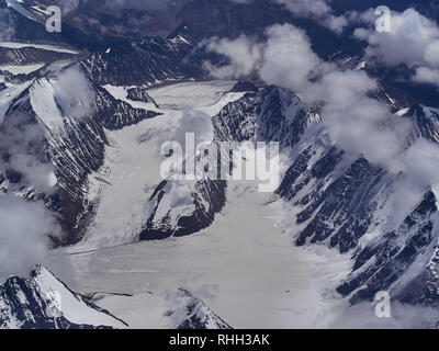 Weiß Moräne aus Schnee und Eis, ein riesiger Berg Gletscher im Himalaya. Stockfoto