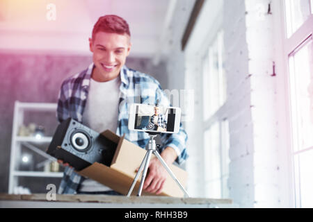 Stattliche Blogger machen Video öffnen seine erstaunliche Geburtstagsgeschenk Stockfoto