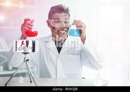 Smiling Student Gefühl auch nach erfolglosen Chemie Experiment heiter Stockfoto