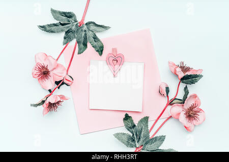 Grußkarte mock up mit Pastell rosa Herzen und Blumen auf weißem Hintergrund, Ansicht von oben, Rahmen flach. Kann mit zu Muttertag, Hochzeit, Geburtstag, Stockfoto