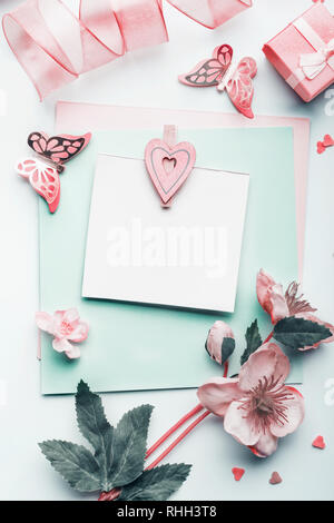 Schöne Grußkarte mock up mit Pastell rosa Herzen, Blumen und Dekoration, Ansicht von oben, flach. Kann mit zu Muttertag, Hochzeit, Geburtstag, Valent Stockfoto