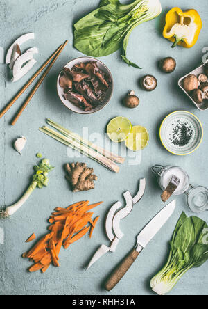 Asiatische Lebensmittel Zutaten flach am Küchentisch Hintergrund: Gemüse, Pilzen und Gewürzen. Lecker vegan Kochen und Essen. Chinesische und thailändische Küche Stockfoto