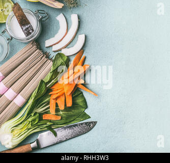 Asiatische Lebensmittel Hintergrund. Traditionelle Küche Zutaten für die Brj rühren: Nudeln, Gemüse und Gewürzen, Ansicht von oben, flach. Chinesische und thailändische Küche. Veg Stockfoto