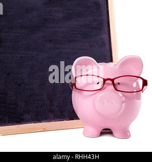 Sparschwein Brille trägt kleine leere Tafel Stockfoto