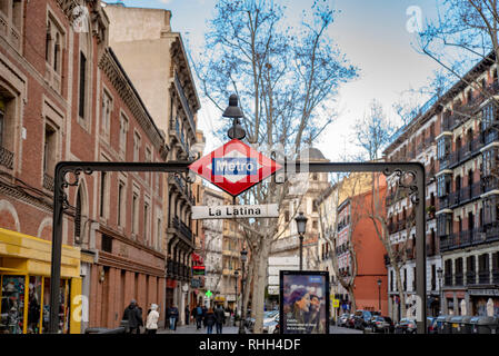 MADRID, Spanien - Februar, 2019: U-Bahnhof La Latina Schilder den Weg zu den berühmten Markt El Rastro in Madrid Stockfoto