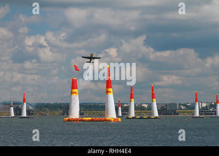 Kasan, Russland - May 22, 2017: Flugzeug übergibt Route über den Fluss Stockfoto