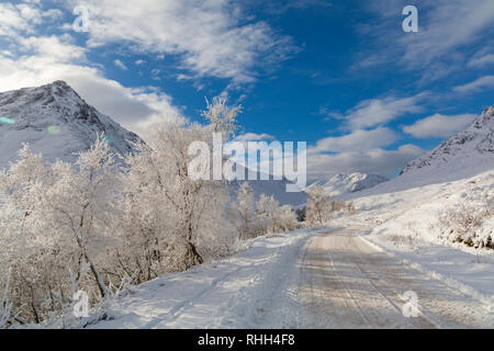 Raureif verwandelt die Szene in ein Wintermärchen auf dem langen Weg durch Coupall fällt zu Glen Etive auf Rannoch Moor, Highlands, Schottland im Winter Stockfoto