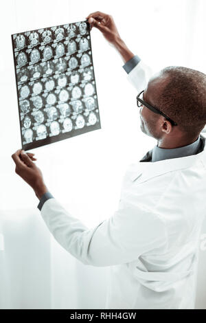 Nahaufnahme der männlichen Händen, die X-ray Bild Stockfoto