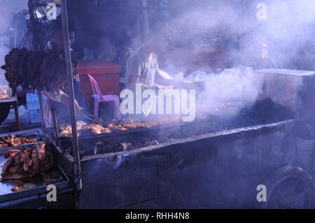 Khmer Straßenhändler an Smokey BBQ-Fleisch Straße während des chinesischen neuen Jahres, Kandal Markt, Phnom Penh, Kambodscha. © kraig Lieb Stockfoto