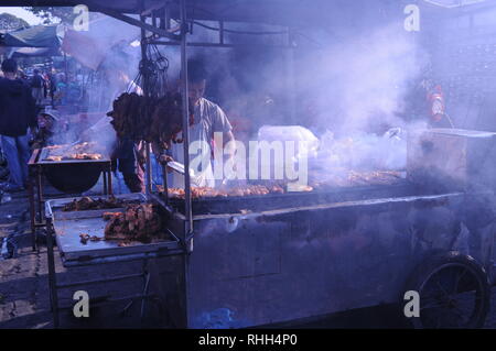 Khmer Straßenhändler an Smokey BBQ-Fleisch Straße während des chinesischen neuen Jahres, Kandal Markt, Phnom Penh, Kambodscha. © kraig Lieb Stockfoto