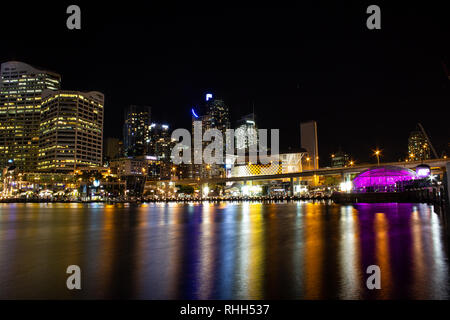 Nacht Skyline von Darling Harbour, Australien, mit Licht Reflexion auf ruhigem Wasser Stockfoto