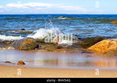 Die Aufteilung der sea wave auf dem Stein Ufer Stockfoto