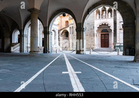 Bögen Anzeigen des Portikus vor der Palazzo della Ragione, Citta Alta, Bergamo, Italien Stockfoto