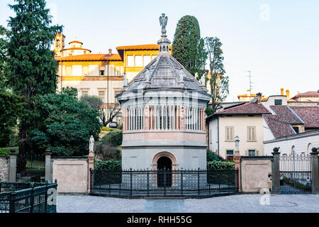 Battistero mit Tugenden Statuen an der Piazza Padre Reginaldo Giuliani in der Altstadt, Dom, Baptisterium Citta Alta, Bergamo, Italien Stockfoto