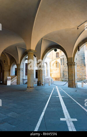 Bögen Anzeigen des Portikus vor der Palazzo della Ragione, Citta Alta, Bergamo, Italien Stockfoto