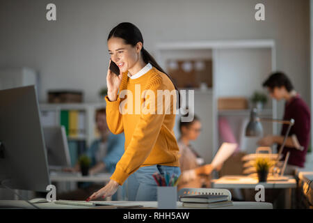 Beschäftigt Büroangestellte Stockfoto
