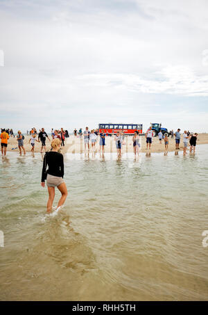 Die populäre dänische Touristen vor Ort von Grenen lange Sandbank spucken bei Skagen Odde (die Landspitze von Jütland), nördlich von Skagen in Dänemark.. Stockfoto