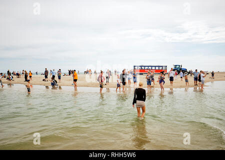 Die populäre dänische Touristen vor Ort von Grenen lange Sandbank spucken bei Skagen Odde (die Landspitze von Jütland), nördlich von Skagen in Dänemark.. Stockfoto