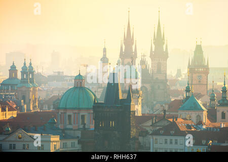 Erstaunlich Luftaufnahme von Prag Sehenswürdigkeiten, die am frühen Morgen, Tschechischen, Europäischen Reisen Stockfoto