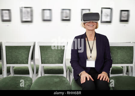 Frau VR im Museum Stockfoto
