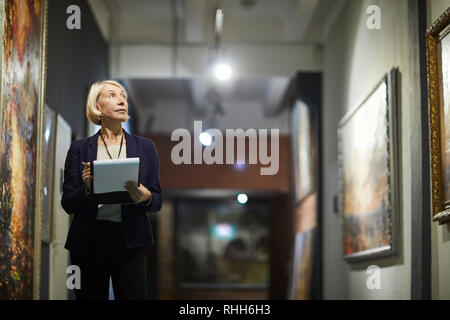 Die Kuratorin des Museums Stockfoto