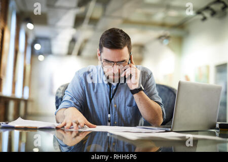Business Mann arbeitet in der Kunst Raum Stockfoto
