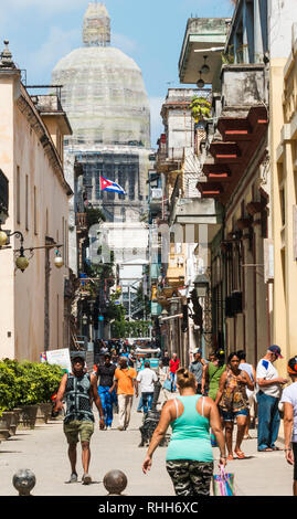 Havanna, Kuba - vom 25. Juli 2018: Menschen, die ihren Tag in Havanna Kuba mit kubanischen Flagge und der Captiol Gebäude im Hintergrund. Stockfoto