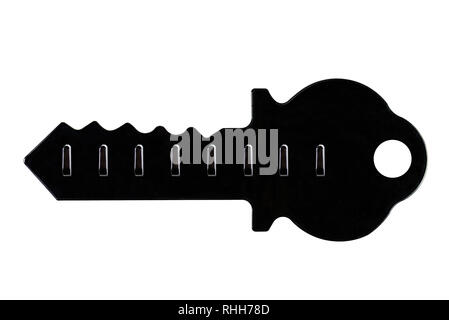 Metall Schlüsselanhänger in Form eines Schlüssels, auf weißem Hintergrund mit Freistellungspfad isoliert. Stockfoto