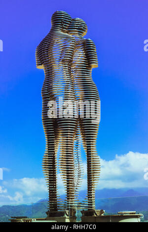 Statue von Nino und Ali tagsüber am Himmel Hintergrund. Batumi, Georgien im August 2018 Jahr Stockfoto