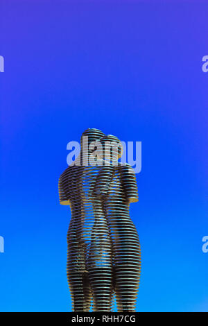 Statue von Nino und Ali tagsüber am Himmel Hintergrund. Batumi, Georgien im August 2018 Jahr Stockfoto