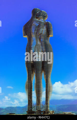 Statue von Nino und Ali tagsüber am Himmel Hintergrund. Batumi, Georgien im August 2018 Jahr Stockfoto