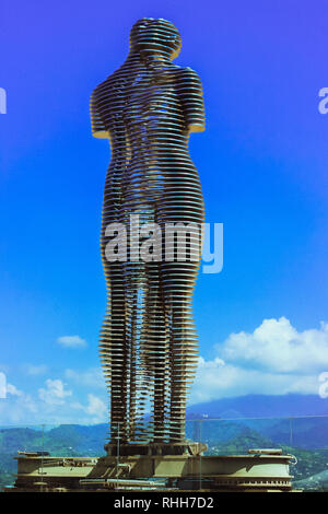 Statue von Nino und Ali tagsüber am Himmel Hintergrund. Batumi, Georgien im August 2018 Jahr Stockfoto