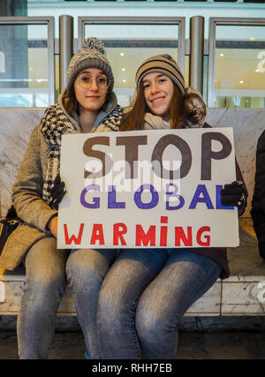 Januar 2019 - Brüssel, Belgien: Junge Frauen, die sich in einem handgefertigten Plakat mit Slogan, der bei einer Demonstration von der Jugend für Klima Bewegung organisiert Stockfoto
