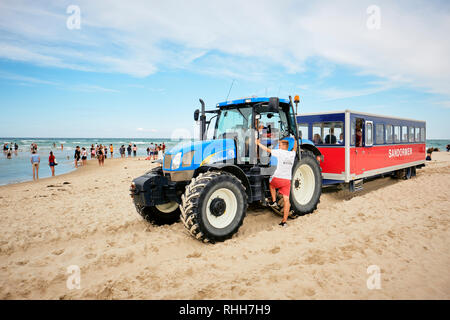 Die sandormen Traktor-Bus an der beliebten dänischen Touristen vor Ort von Grenen auf dem Sand Halbinsel Skagen Odde, nördlich von Skagen in Dänemark.. Stockfoto