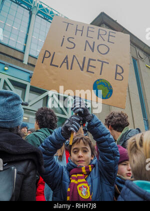 Januar 2019 - Brüssel, Belgien: Junge mit einem handgefertigten Poster mit Slogan in einem Protestmarsch für den Klimawandel der Jugend für Klima Bewegung Stockfoto