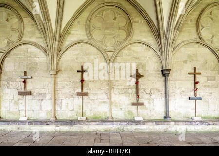 Reihe von hölzernen Kreuz Grabsteinen der gefallenen Soldaten aus verschiedenen Konflikten in den Kreuzgang der Kathedrale von Salisbury Stockfoto