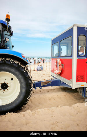 Die sandormen Traktor-Bus an der beliebten dänischen Touristen vor Ort von Grenen lange Sandbank spucken bei Skagen Odde, nördlich von Skagen in Dänemark.. Stockfoto