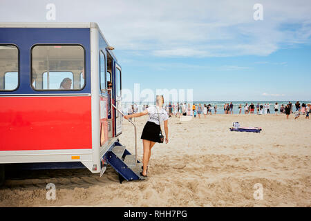 Die sandormen Traktor-Bus an der beliebten dänischen Touristen vor Ort von Grenen auf dem Sand Halbinsel Skagen Odde, nördlich von Skagen in Dänemark.. Stockfoto