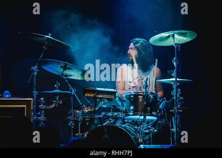 Schweiz, Bern - Februar 1, 2019. Die amerikanischen Grunge Rock Duo die Dosis ein Live Konzert im Komplex 457 in Zürich durchführt. Hier Drummer Ralph Alexander gesehen wird live auf der Bühne. (Foto: Gonzales Foto - Tilman Jentzsch). Stockfoto