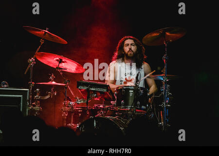 Schweiz, Bern - Februar 1, 2019. Die amerikanischen Grunge Rock Duo die Dosis ein Live Konzert im Komplex 457 in Zürich durchführt. Hier Drummer Ralph Alexander gesehen wird live auf der Bühne. (Foto: Gonzales Foto - Tilman Jentzsch). Stockfoto