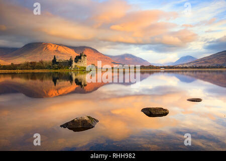 Sonnenaufgang in am Loch Awe mit kilchurn Castle in der Ferne. Stockfoto