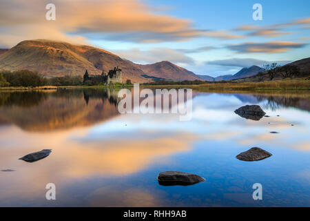 Sonnenaufgang in am Loch Awe mit kilchurn Castle in der Ferne. Stockfoto