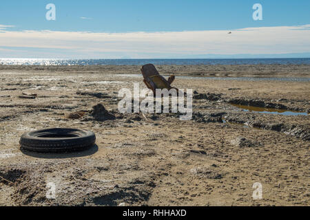 Alten, verlassenen Tisch am Strand des Salton See in der Nähe von Bombay Beach in Kalifornien, USA Stockfoto