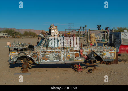 Eingerichtete alte Lkw in Slab City Stockfoto