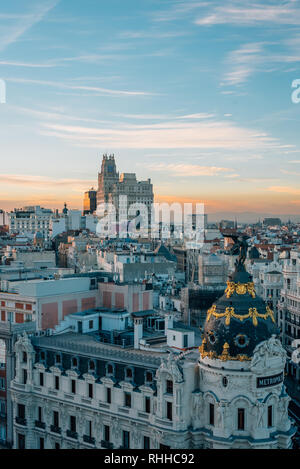 Blick auf die Gran Via vom Circulo de Bellas Artes Dachterrasse bei Sonnenuntergang, in Madrid, Spanien Stockfoto